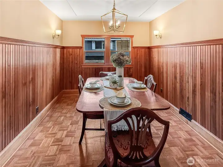 Classic dining room - perfect for gatherings!
