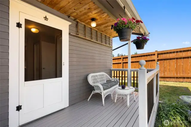 Cozy back porch!