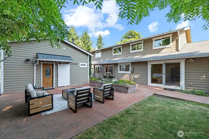 Backyard Cottage - entry from backyard from shared courtyard. Relax under the shade of the tree while listening to the tranquil water feature.