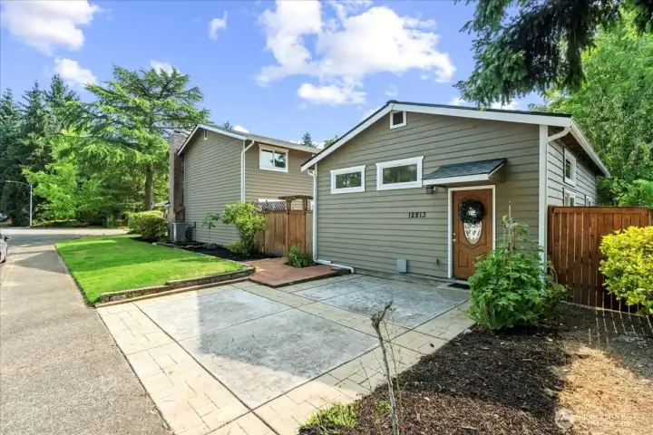 Cottage driveway and private access from the street