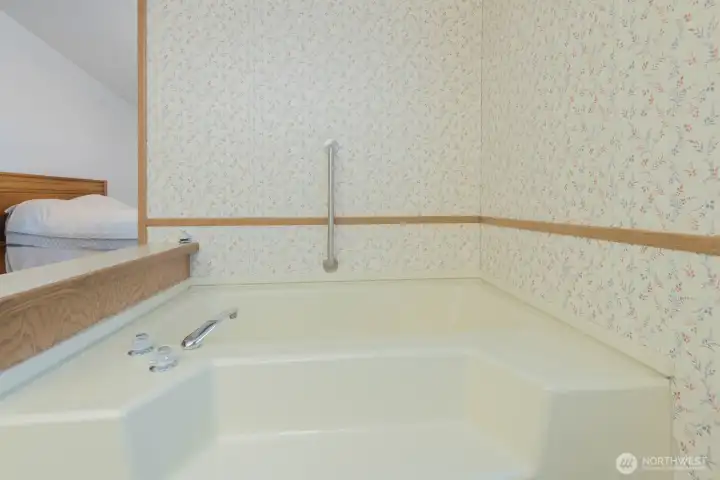 Primary 5 piece bath.