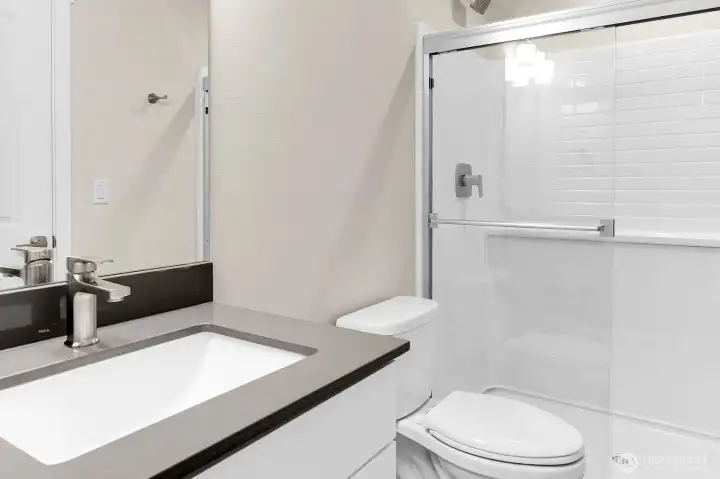 Convenient bath on the entry level.