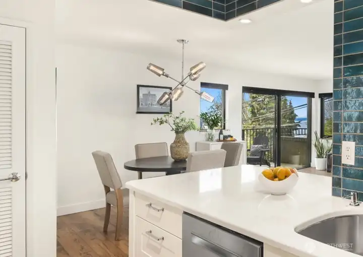 Turn around to enjoy the Western views while standing in the kitchen! Perfection!