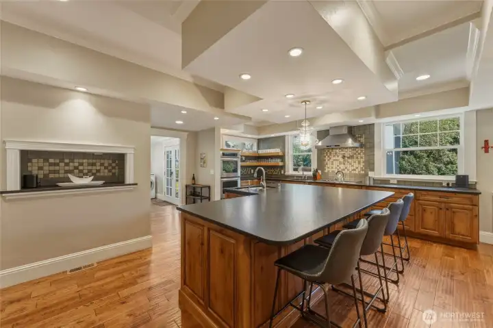 Large island w/ quartz countertops