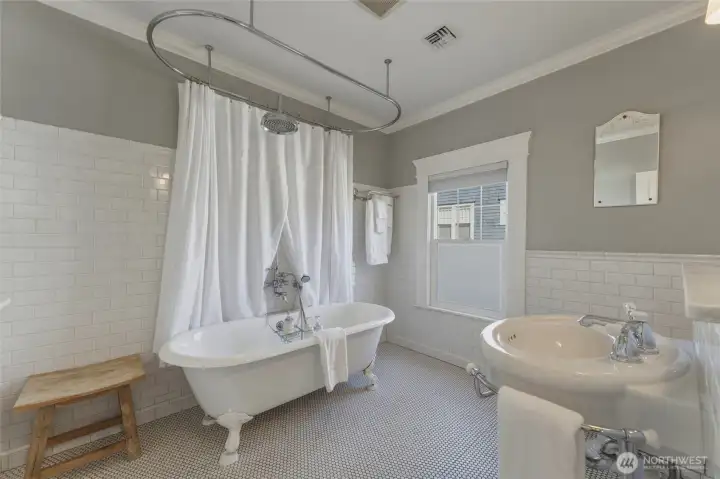 Bathroom 4 - Upstairs  across the hall from Bedroom 4