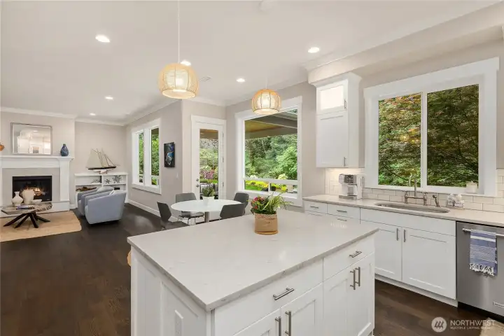 A full wall of windows, light and gorgeous greenery!