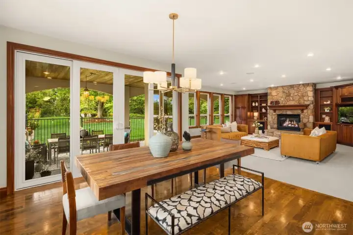 Spacious Eating area~