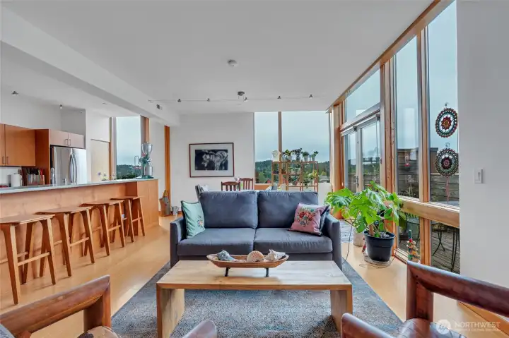 Top floor, corner unit in the coveted Grow Community. Top floor, corner unit in the coveted Grow Community.