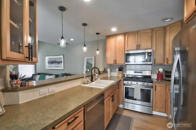 Nice sized kitchen with tons of cabinet/countertop space