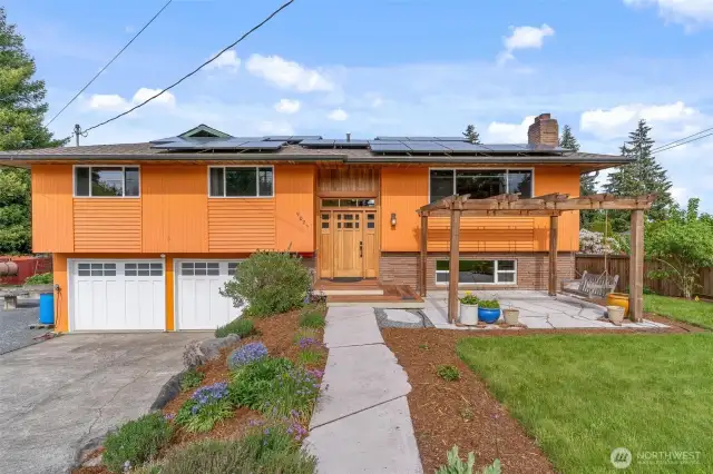 Welcome home to beautiful Eastmont in South Everett!