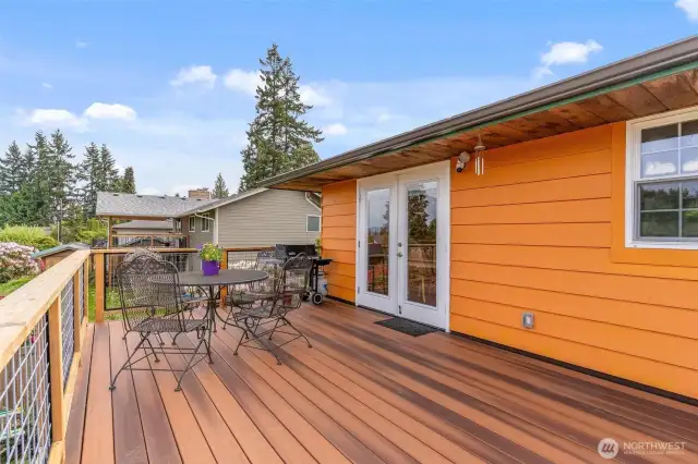 Custom Trex deck w/wood and metal railing.