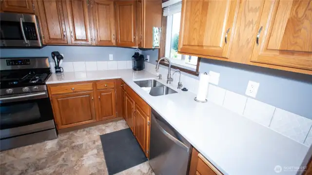 Very nice spacious countertops