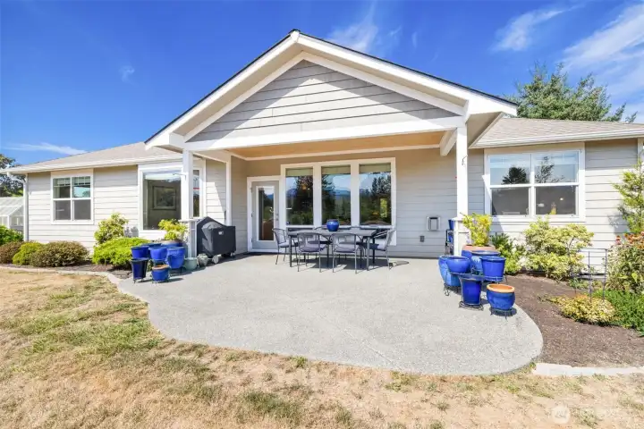 south facing mt view patio