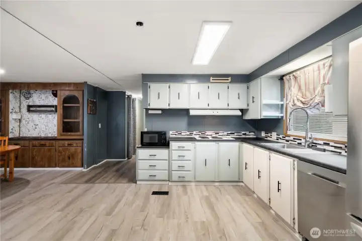 Lots of cabinets in the kitchen - plenty of storage!
