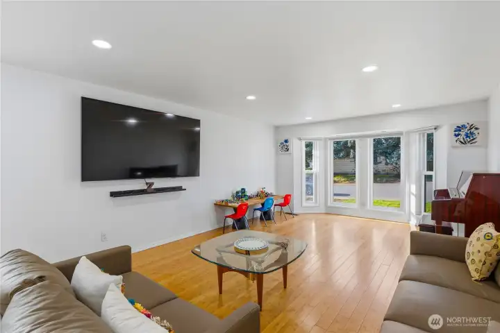 538 NW Ensign Drive - Living Room w/ loads of natural light