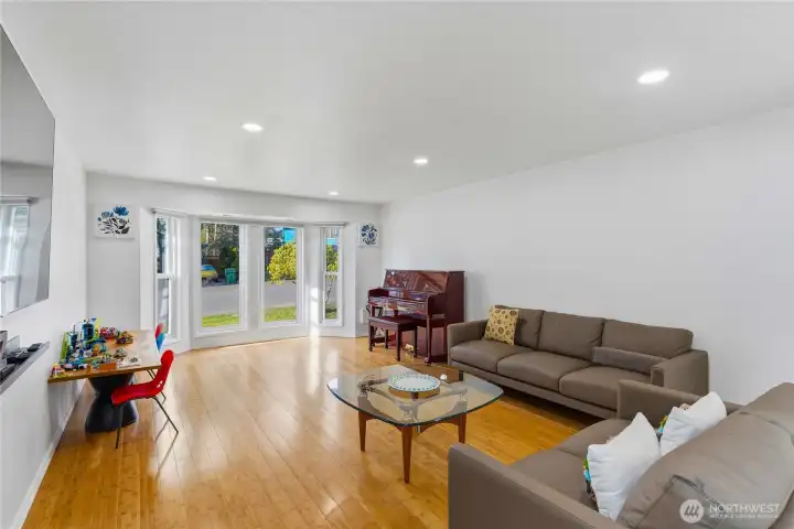538 NW Ensign Drive - Living Room w/ loads of natural light