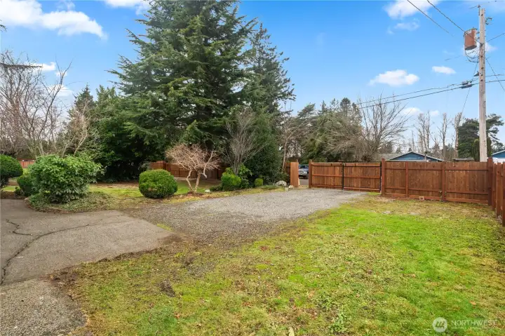 Front yard w/fence & gate