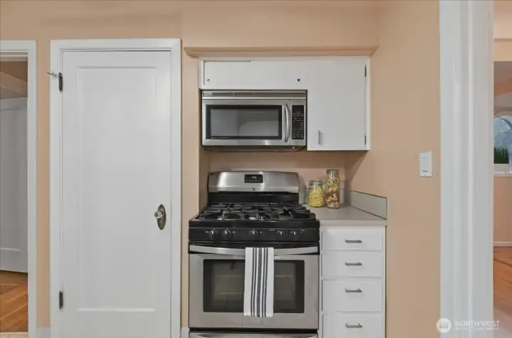 Kitchen, gas stove, built-in microwave, dishwasher, free-standing fridge, ceiling fan