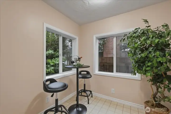 Breakfast nook, exterior entry