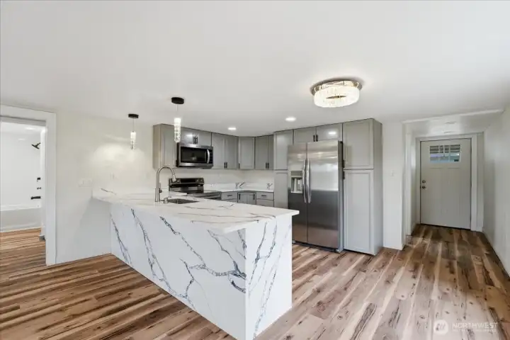 Kitchen Peninsula with bar seatting