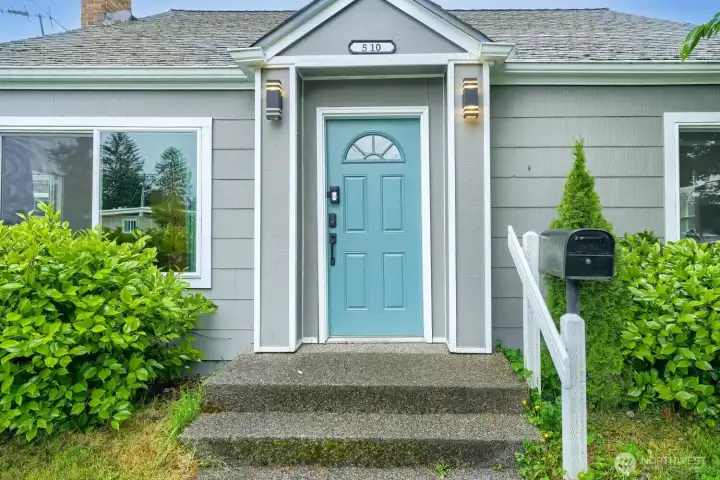 Cute craftsman home perfect for a first time home buyer or a savvy investor!