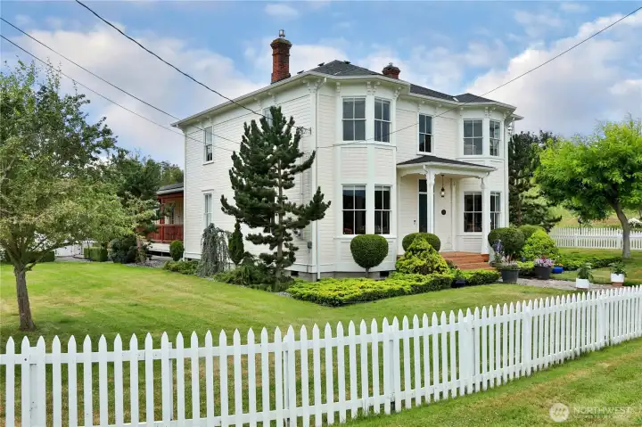 Historic  crowned jewel in the heart of downtown Coupeville.