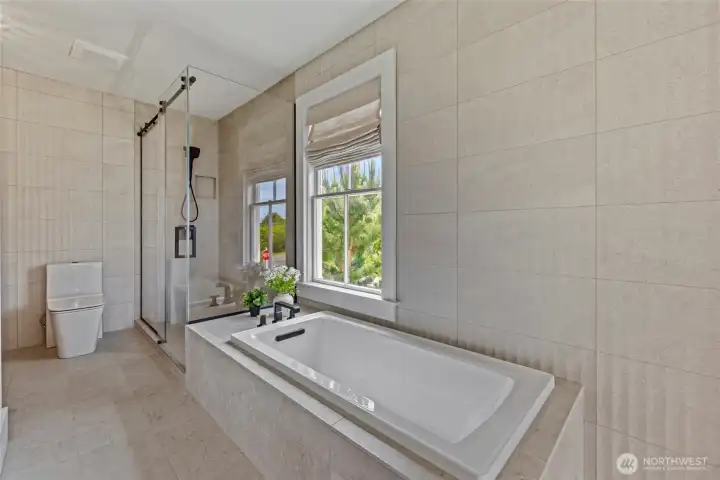 Upstairs 5 piece luxury en-suite bathroom