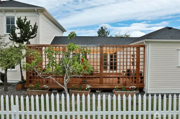 Second outdoor private entertaining deck