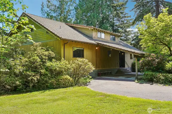 Front entry with covered drive & circular driveway