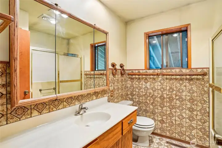 Bathroom on main.
