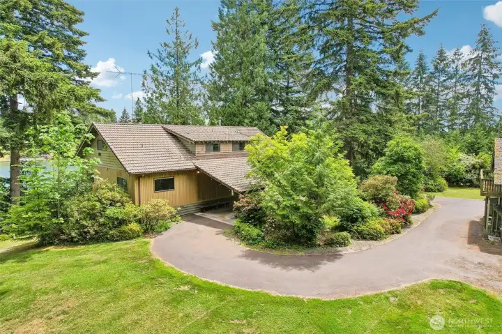 Circular driveway - very secluded.
