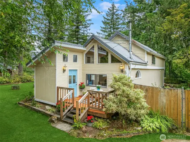 Surrounded by Gorgeous Gardens - Lofted Spaces & Metal Roof, Fully Fenced