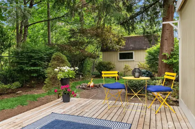 Lovley Rear Deck Surrounded by Nature