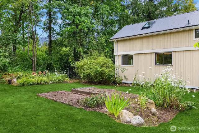 Huge Sideyard with Garden Spaces