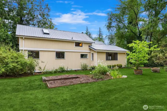 Well Maintained Yard w Garden Spaces