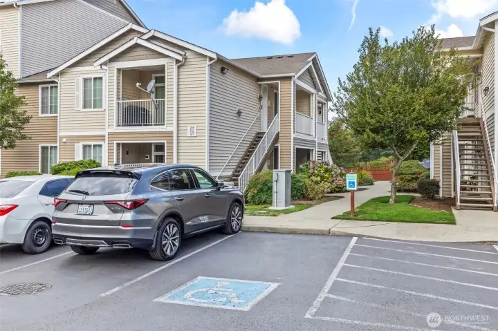 Very well maintained community, inviting pathways, wide roads