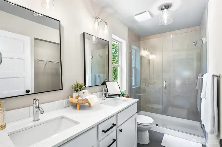 Photographs are for illustrative purposes only. Features, finishes, interior/exterior colors, landscaping and floorplan shown may vary from actual homes built.