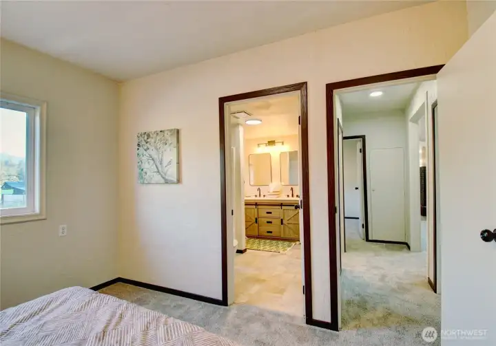 Private entrance to Bathroom