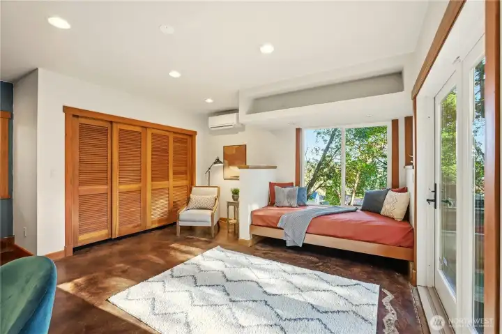 Build-in daybed--lots of options