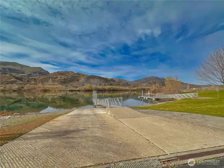 Boat launch and parking area at Beebe Bridge Park