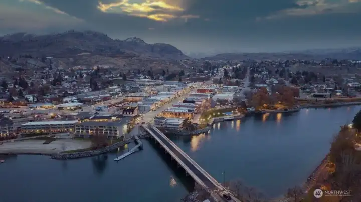 Chelan shopping and dining is just minutes away
