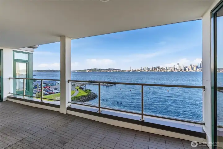 Planning an evening in downtown Seattle—whether it’s dinner at Pike Place Market or catching a FIFA World Cup match? Simply hop on the water taxi just across the street for a quick, scenic ride across the Sound. You can even watch it arrive from your home, making it easy to time your departure. Getting downtown truly doesn’t get more convenient—or more enjoyable—than this.