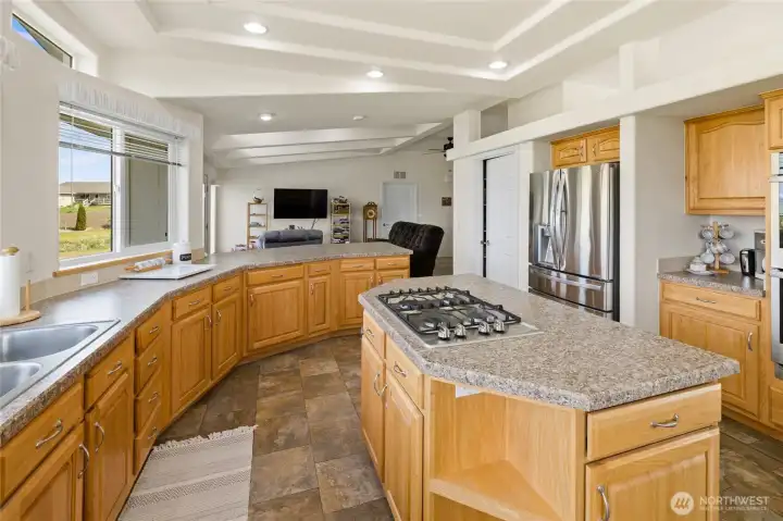 Kitchen features, propane cooktop, double ovens and stainless steal appliances.
