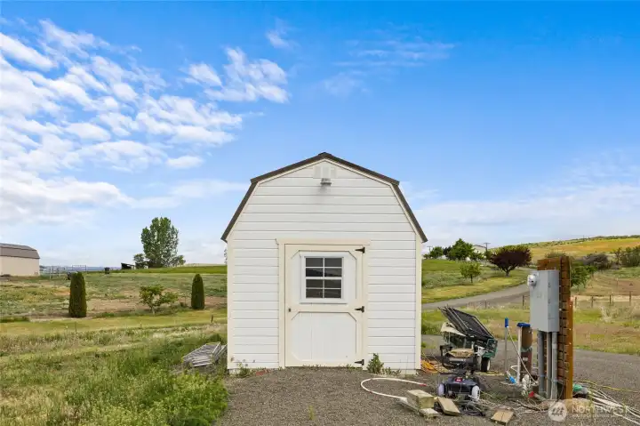 10x20x7 storage shed/pump house is heated.