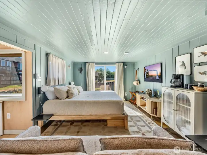 The natural light gives this space an airy feel. The natural light gives this space an airy feel.