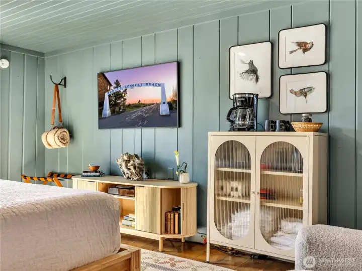 Artwork, furniture, and all the tchotchkes have been thoughtfully curated with the users experience in mind. Artwork, furniture, and all the tchotchkes have been thoughtfully curated with the users experience in mind.