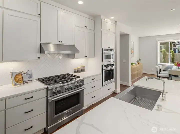 Double oven, Gas 6 burner range, SS appliances