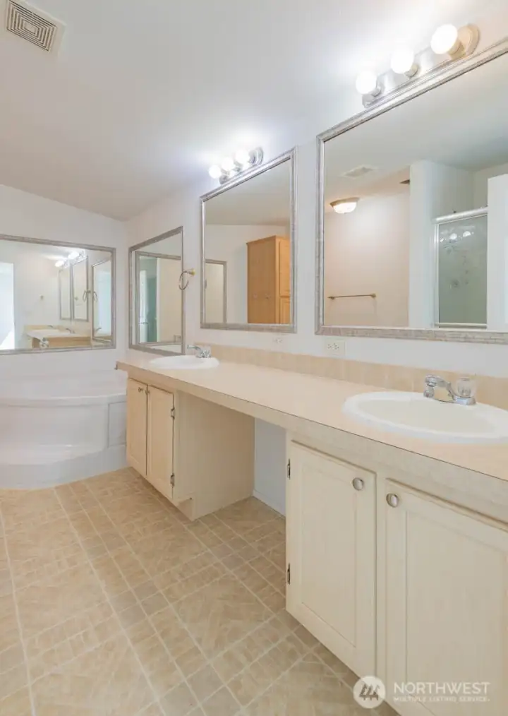 Primary bathroom with 2 sinks, soaking tub and shower Primary bathroom with 2 sinks, soaking tub and shower