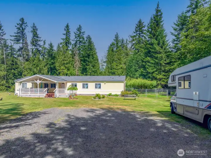 Lots of parking, even room for RV or Boat Lots of parking, even room for RV or Boat