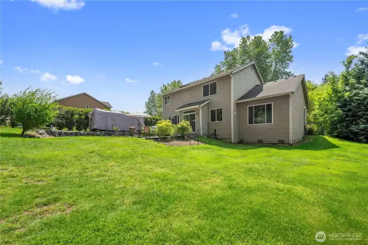 The backyard really shows off all the elbow room here.